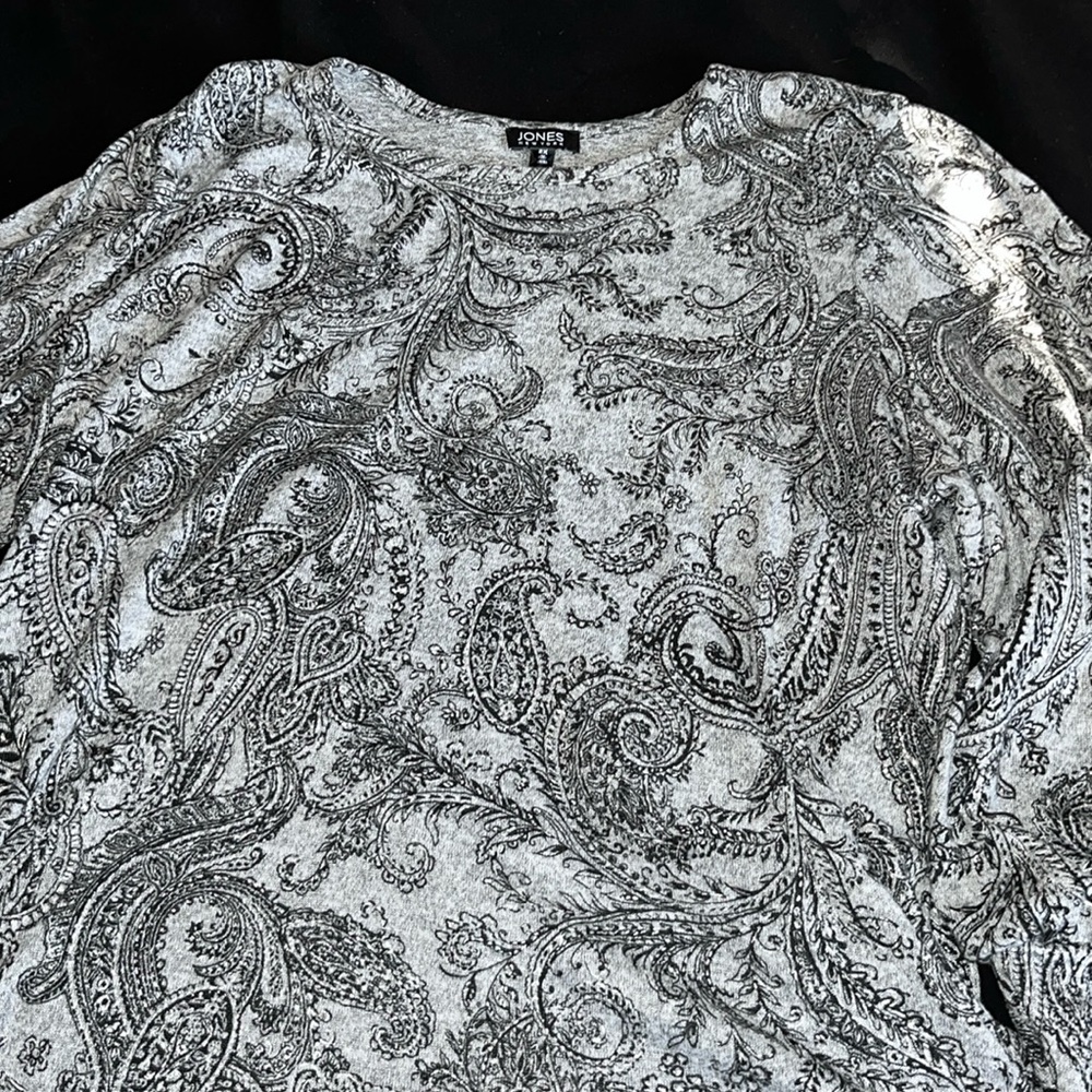 Jones New York long length sleeve women’s sweater.  SZ 2X grey, black & silver